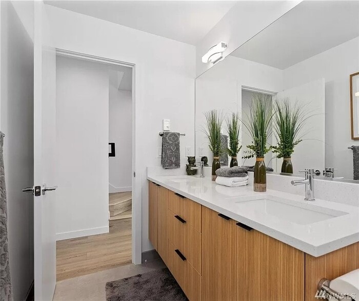 Building Photo - 5712 Roosevelt Way NE