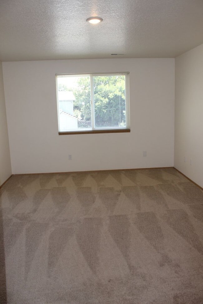 Building Photo - 3 bedroom, 2 1/2 bath home in quiet Scappoose neighborhood near parks