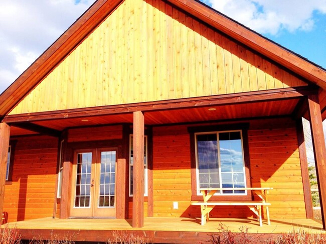 Building Photo - Mid-Valley Gem: Hot Tub & Mountain Views