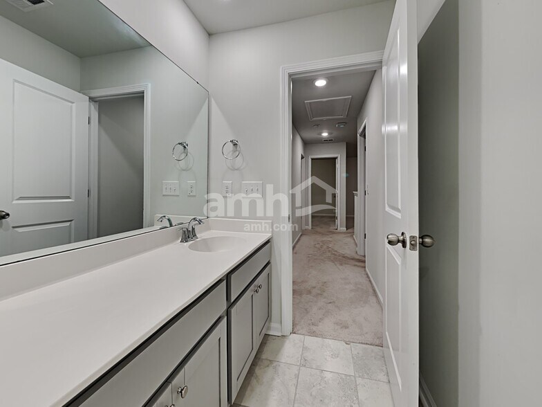 Building Photo - 514 Singing Bush Ave