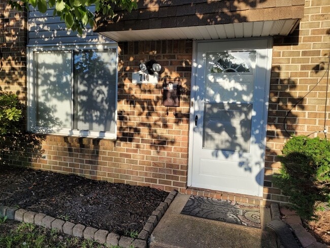 Building Photo - Townhouse in the Heart of Virginia Beach!