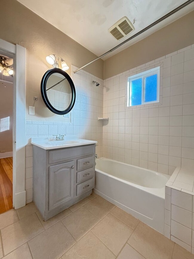 Building Photo - 408 E Del Norte St