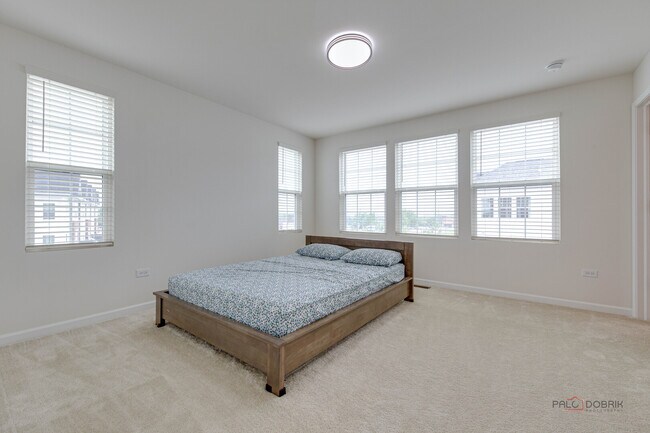 Building Photo - 121 Yorktown Ct