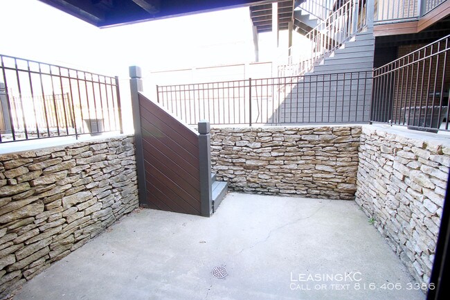 Building Photo - Plaza 44
