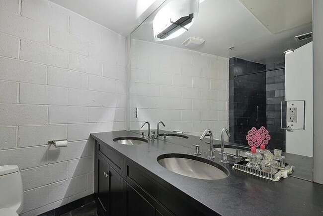 Building Photo - 557 2nd St