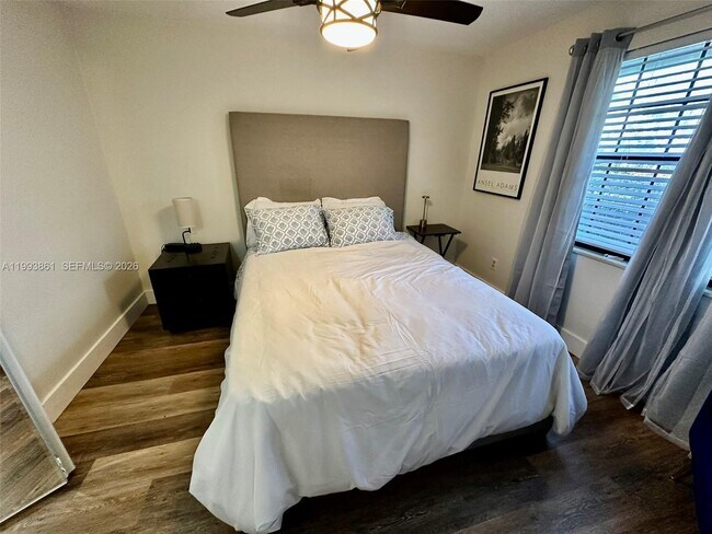 Building Photo - 1710 NE 5th Ct