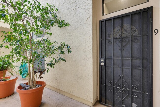 Building Photo - 270 Dahlia Ave