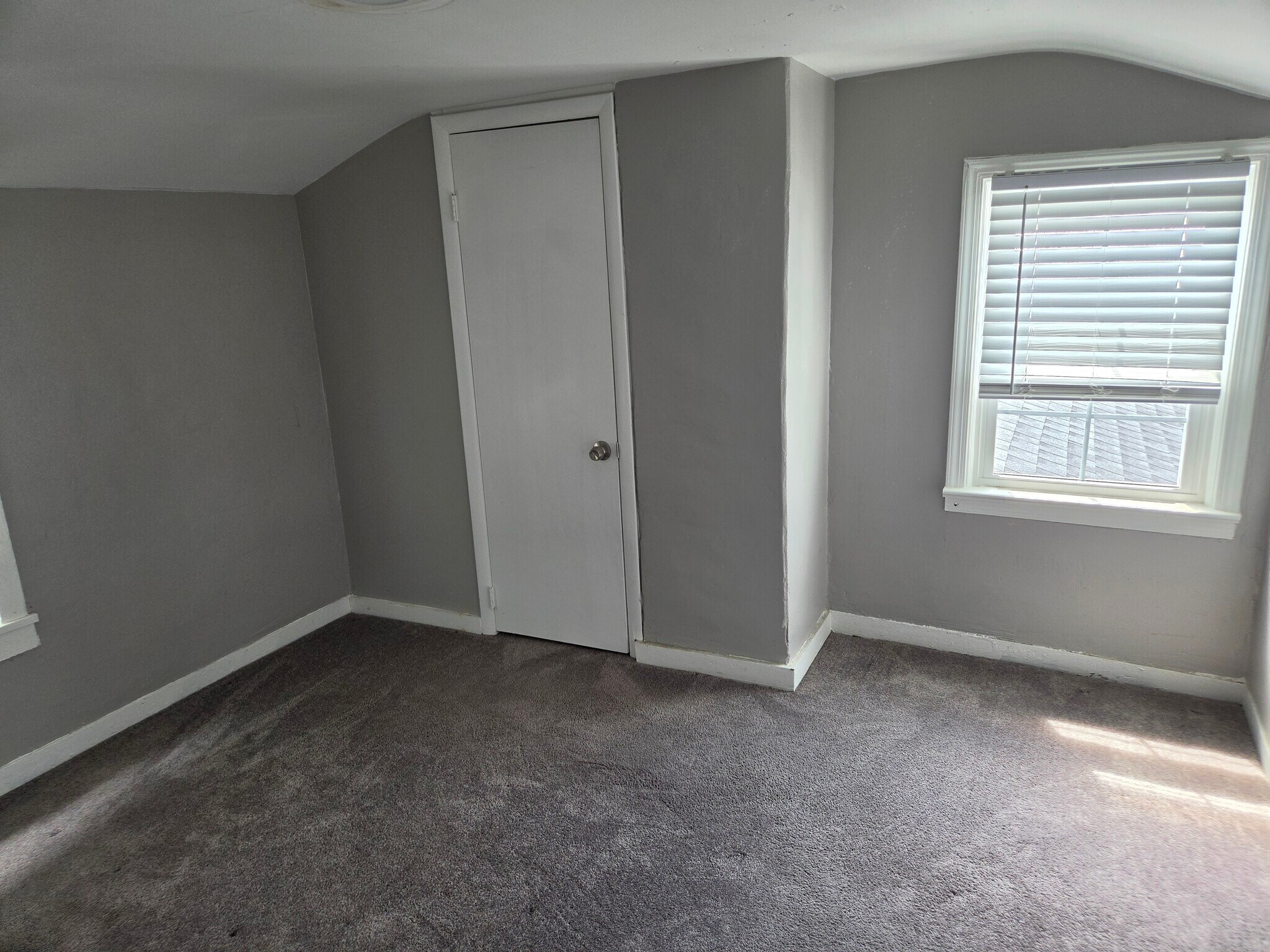 Small upstairs BDR 1 - 22 N Broad St