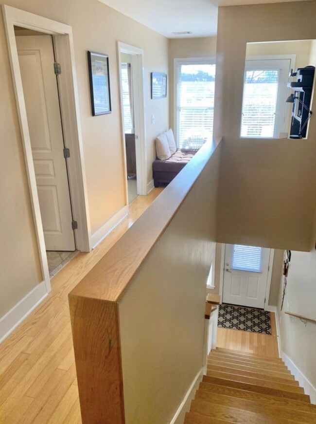 Building Photo - 2 BEDROOM 2.5 BATH TOWNHOME WITH DOWNTOWN ...