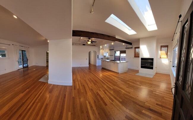 Building Photo - BEAUTIFUL 4BD - 3BA SINGLE STORY HOUSE WITH PRIVATE LAUNDRY AND DETACHED 2 CAR GARAGE