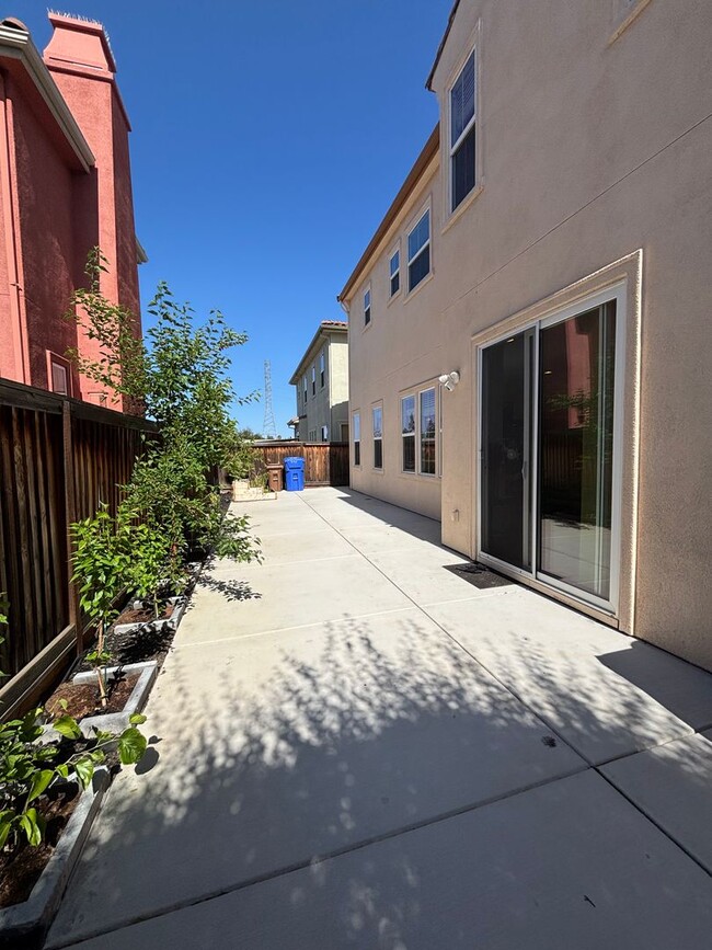 Building Photo - Gorgeous 4 Bed, 3 Bath in Brentwood with S...