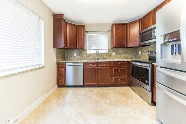 Building Photo - 3 br, 2.5 bath Townhome - 1335 SW 48th Ter