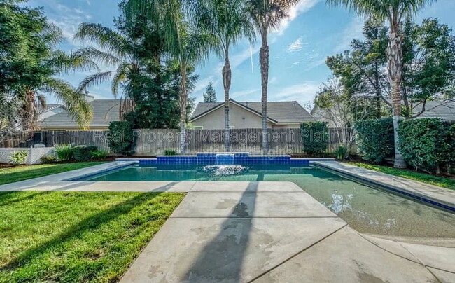 Building Photo - 2927 E Solar Ave