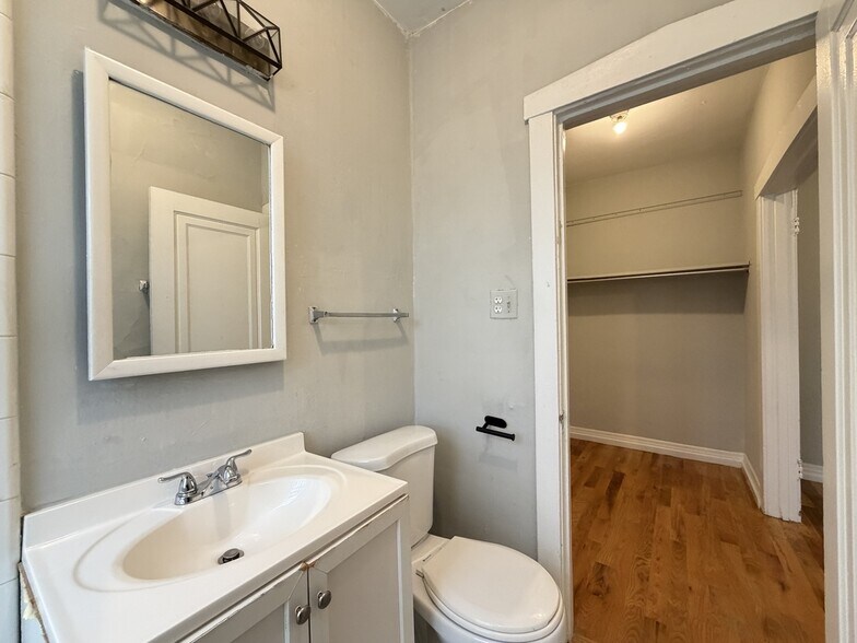 Building Photo - 457 W Melrose