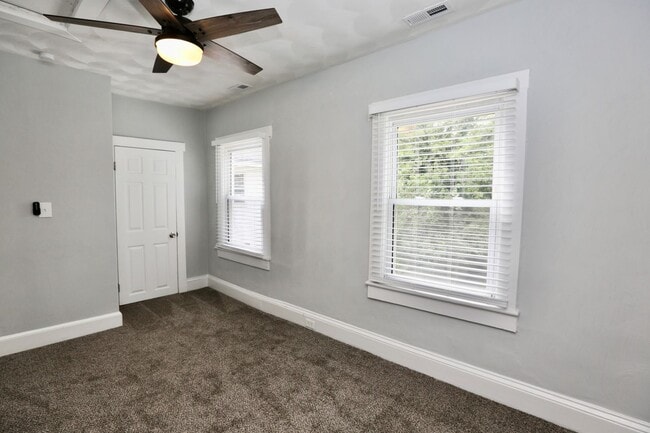 Building Photo - Updated & Ready 09-19-25! Pet Friendly - F...