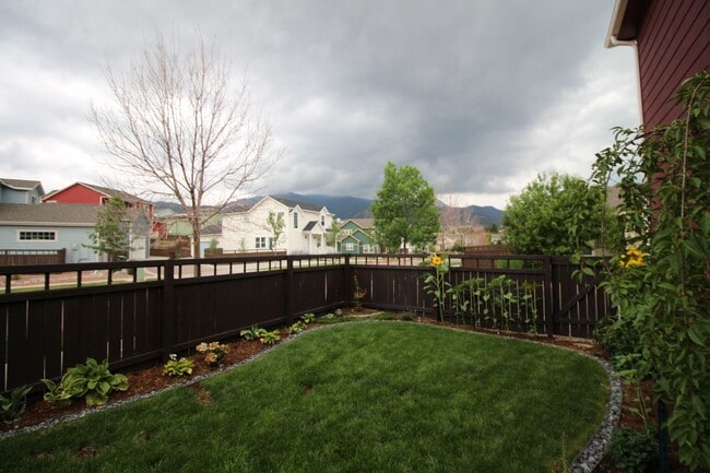 Building Photo - Beautiful 3bdrm 3bath home in Gold Hill Mesa