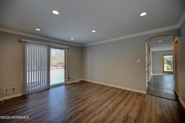 Building Photo - 17 Thomas Rd