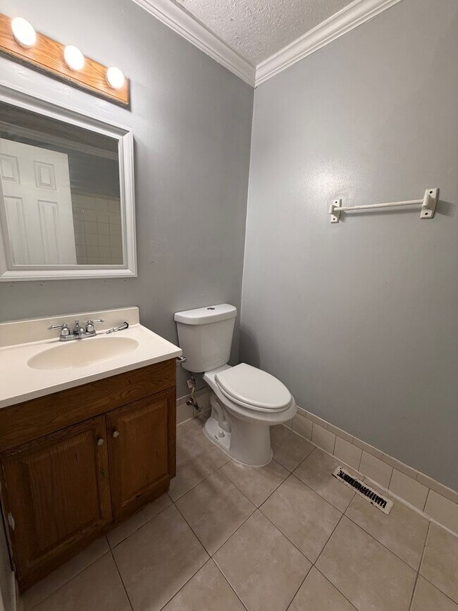 Building Photo - Beautiful 3 bed 2.5 Br Townhome Coming Soon
