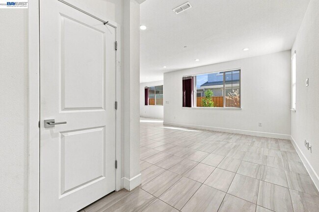 Building Photo - 33 Roccolino Ln