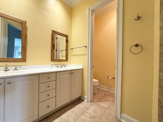 Building Photo - 3 Bedroom Townhouse W/ Sunset Water Views!