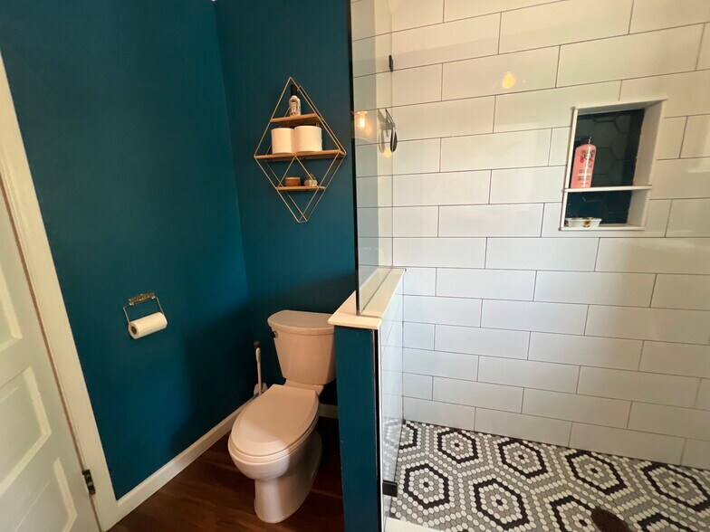 Building Photo - 616 W Mulberry St