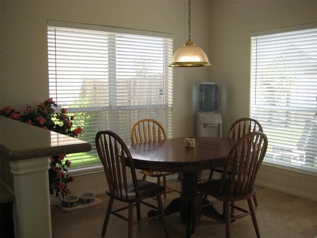 Building Photo - 2220 Longspur Ln