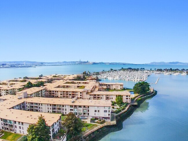 Building Photo - Breathtaking Views of SF & Bay Bridge from this Top Floor unit