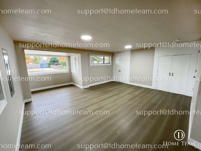 Building Photo - "Charming 4-Bed Haven in Tacoma with Spaci...