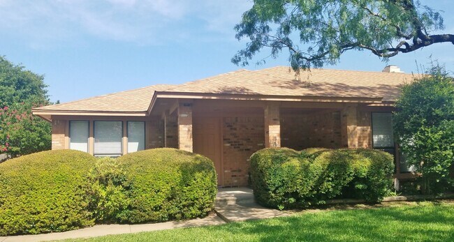 Building Photo - Spacious, Remodeled Duplex Unit Near Hulen...