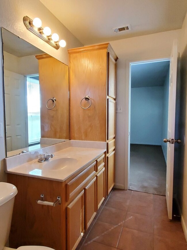 Building Photo - 1204 Cinch Dr