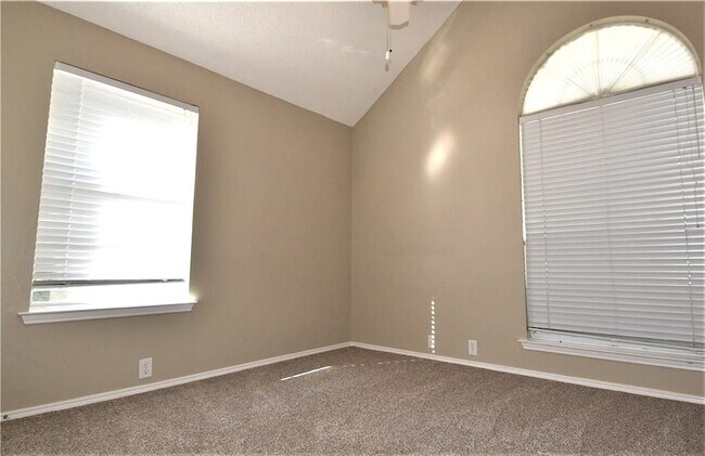 Building Photo - 2708 Cascade Dr