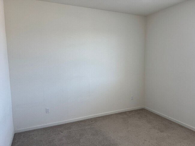 Building Photo - Beautiful 5 Bedroom, 3 Bathroom, 2800 Sqft...