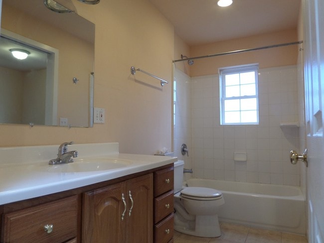 Building Photo - Super Cute & Renovated 3-Bedroom Cottage i...
