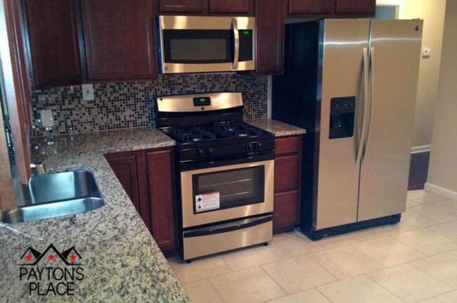Building Photo - Spacious Single Family home with Huge Back...