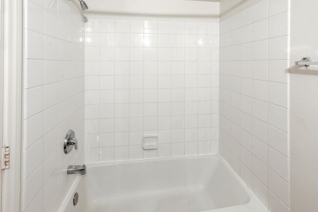 Building Photo - 1 Bedroom Northwest Condo