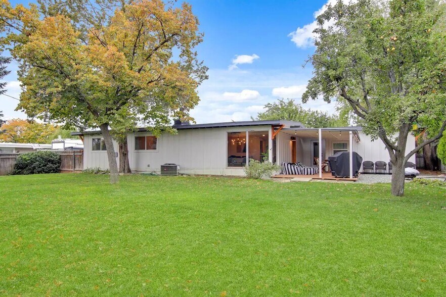 Building Photo - 3909 W Normandie Dr