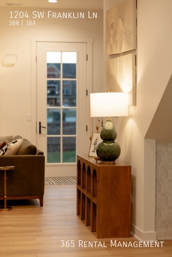 Building Photo - 1204 SW Franklin Dr