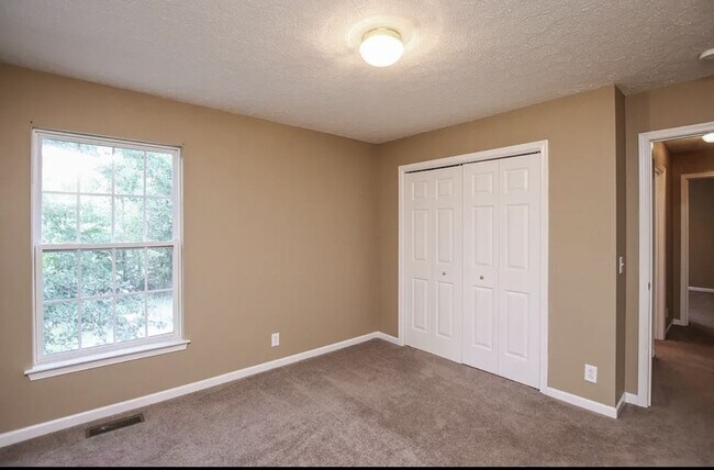 Building Photo - 3 Bedroom with Fenced Yard