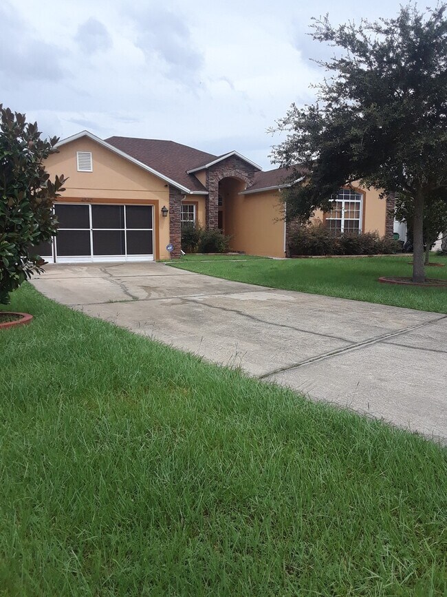 Building Photo - Spacious 4-Bedroom Home in Poinciana!