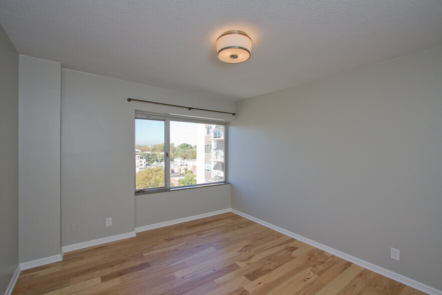Second bedroom 1101 - 4545 Wornall Rd