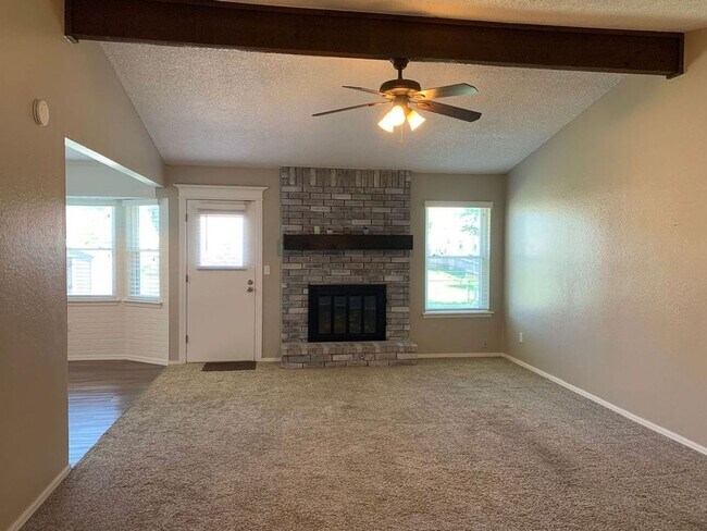 Building Photo - This super cute home features a beautiful ...