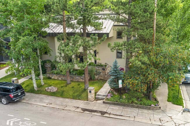 Building Photo - 123 W Hyman Ave