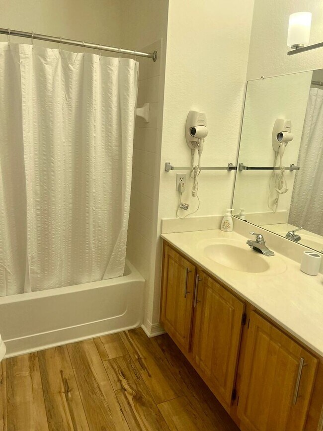 Building Photo - 4-bedroom, 3-bathroom townhouse in Kissimmee !