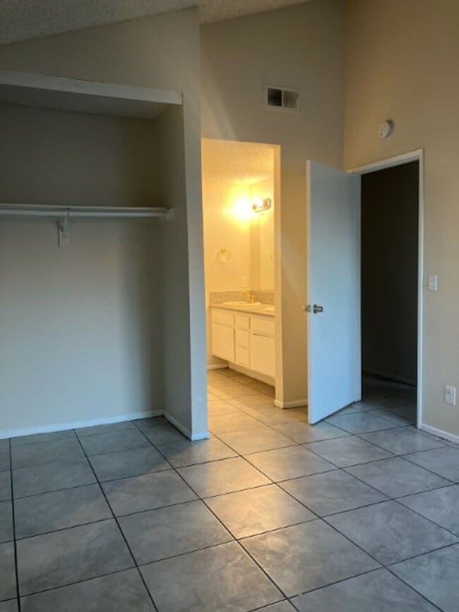 Building Photo - AMAZING HOUSE IN NICE COMMUNITY!!