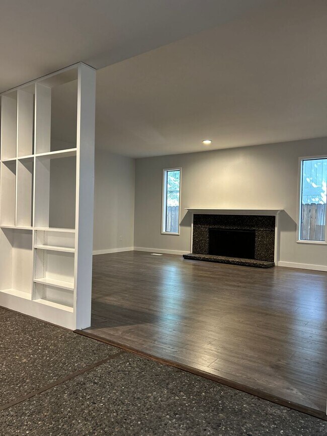 Building Photo - Houk Duplex
