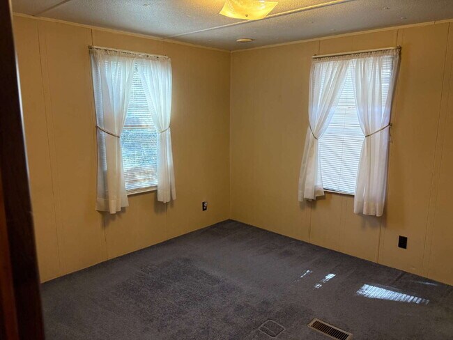 Building Photo - "Charming 3-Bedroom with 2 Full Baths in H...