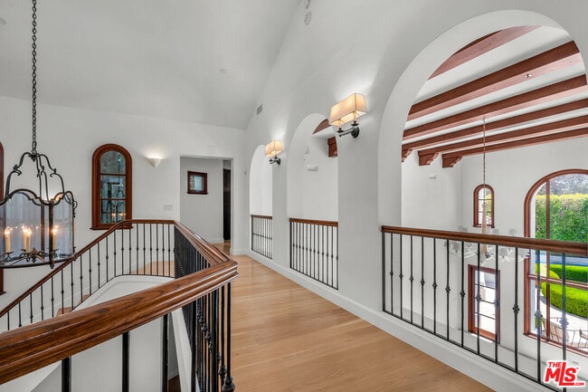 Building Photo - 2134 La Mesa Dr