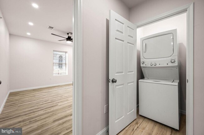 Building Photo - 437 W Girard Ave