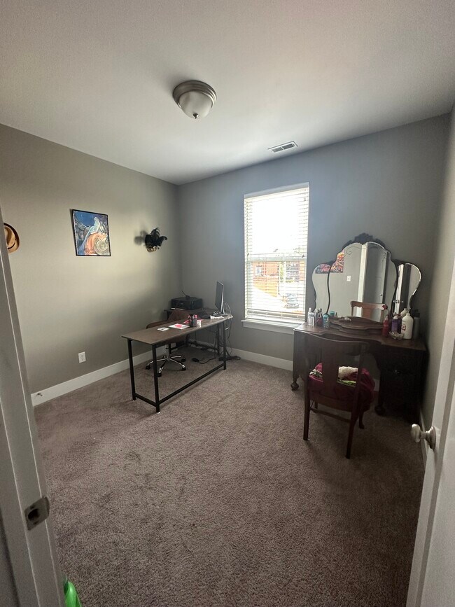 Building Photo - 2222 Shenandoah Ave