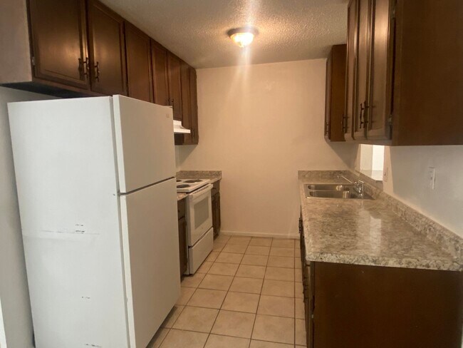 Building Photo - 2 BEDROOM DUPLEX, LAWN CARE AND WATER INCL...